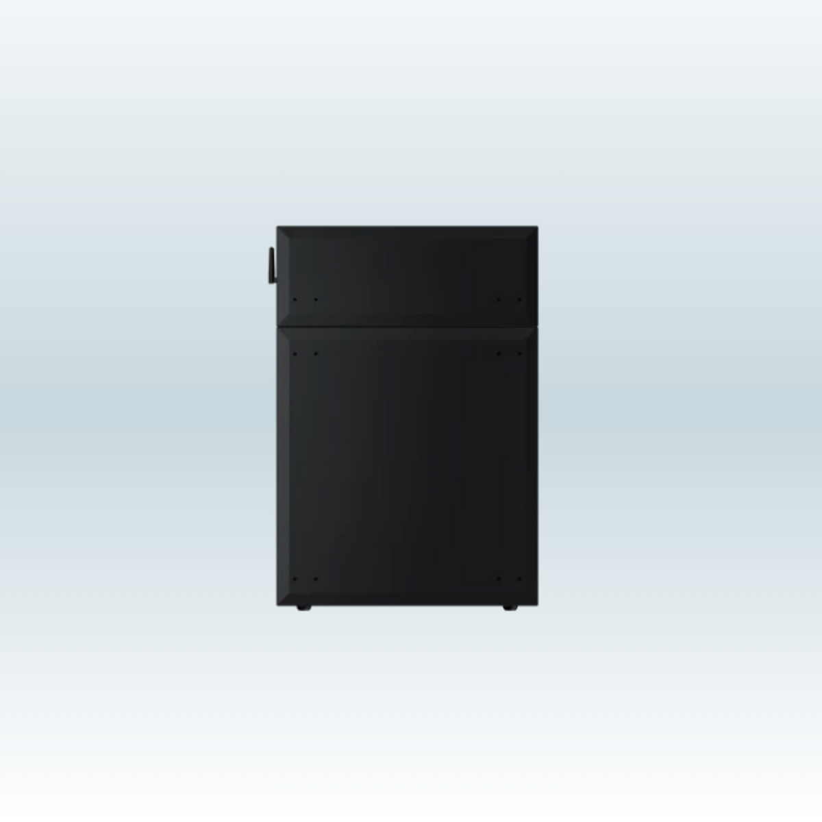 AEG Solarcube AS-BBL09 van achteren gezien, egaal zwarte achterkant met een antenne aan de zijkant