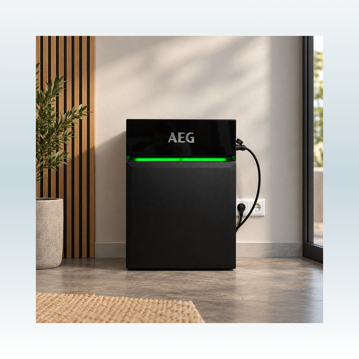 AEG Solarcube AS-BBL09 in een woonkamer tegen de muur, met de stekker in een stopcontact ernaast