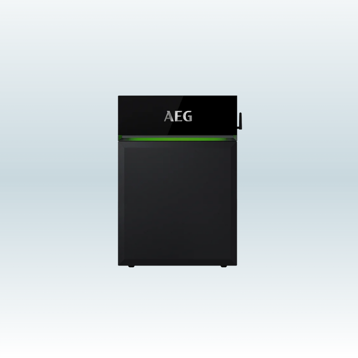 AEG Solarcube AS-BBL09 van voren, zwarte bovenunit met AEG-logo, groene lichtstrook en batterijmodule
